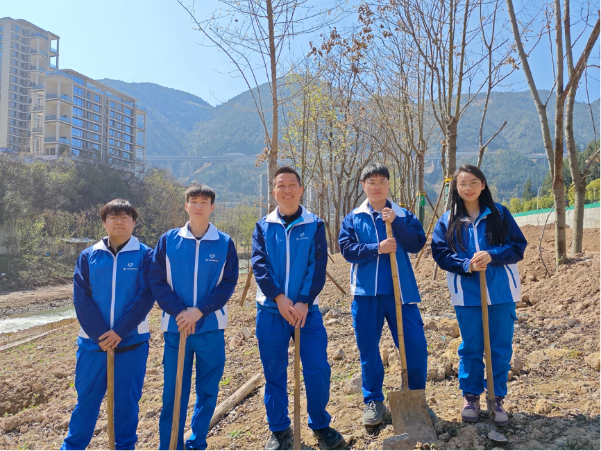 主题志愿在行动 —— 中交路建巫溪区域经营中心党支部联动团组织开展植树活动