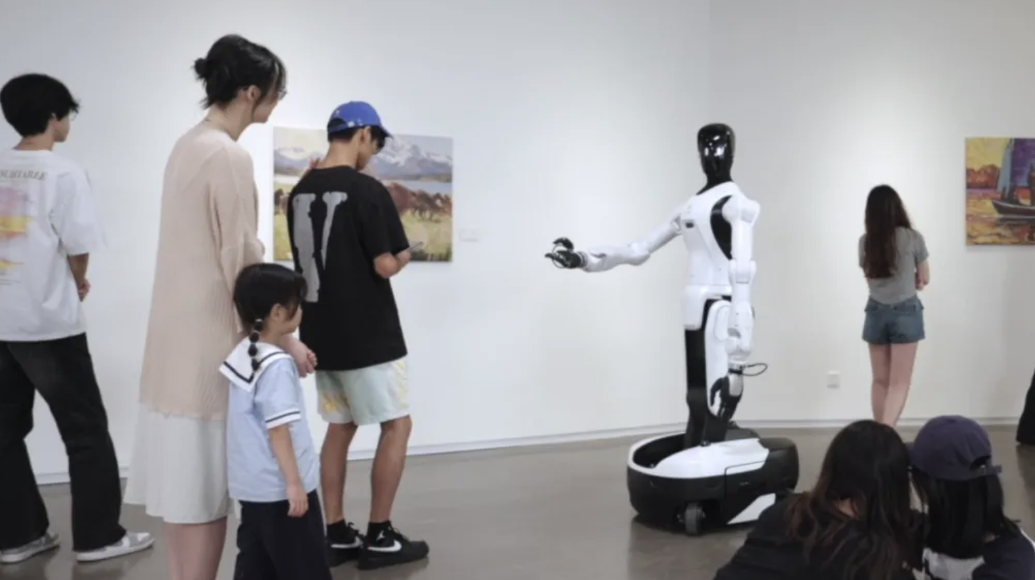 猎户星空机器人在历史文化街区提供智能导游讲解服务