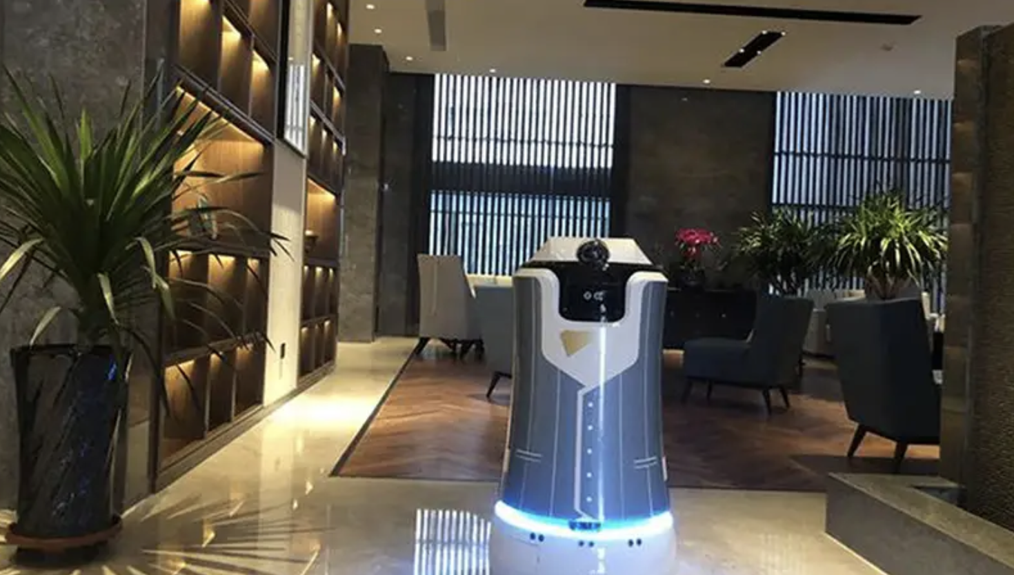 猎户星空豹小秘在酒店大堂提供接待服务