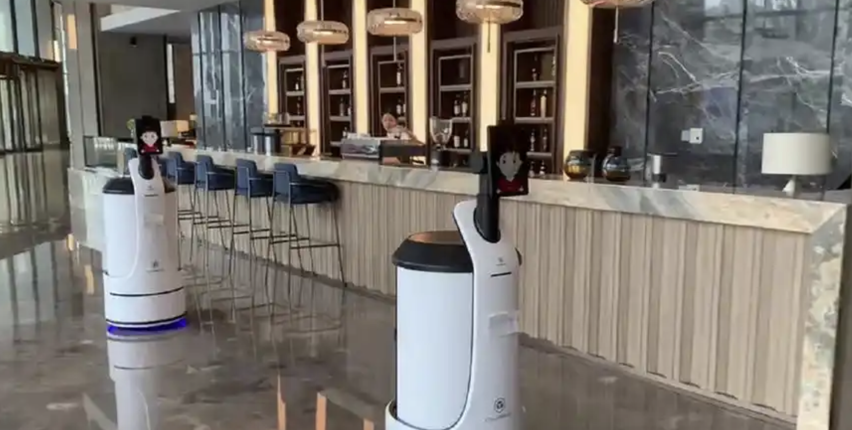 猎户星空豹小秘在企业前台提供接待服务