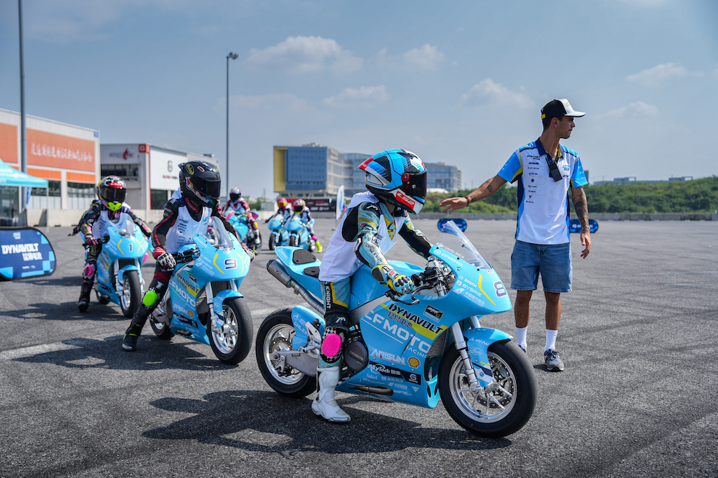 冠军教头 Sergio Gadea 空降成都，CFMOTO 天才计划训练营开练