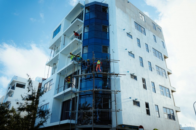 高层建筑外立面的玻璃安装作业面