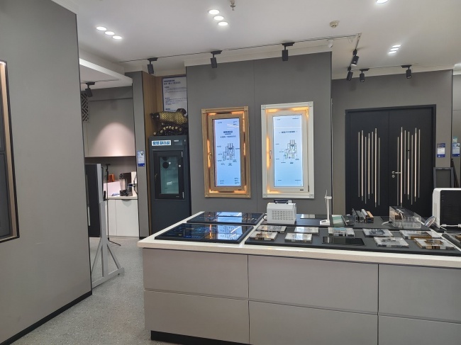 鞍山展厅内的样窗与材料配置展示