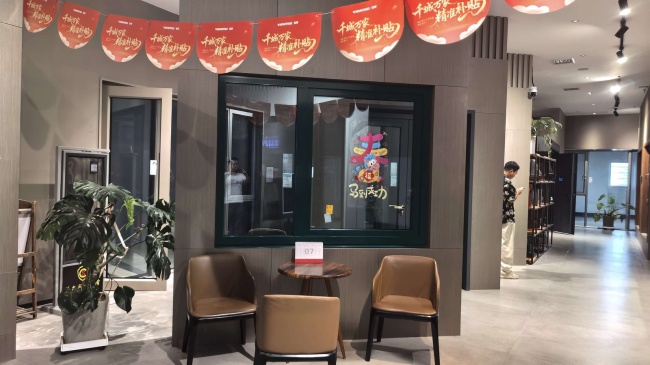 洛阳门店展厅内的样窗与洽谈区域