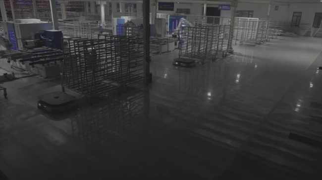 极景极效率3.0车间内AGV与生产设备运行画面