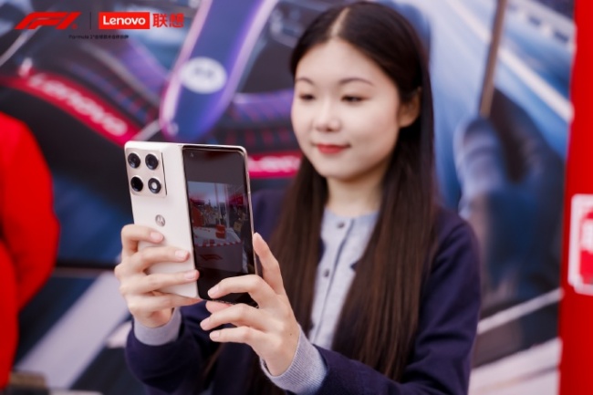 跨设备文件互传还在用微信发自己？折叠手机推荐联想moto razr Fold