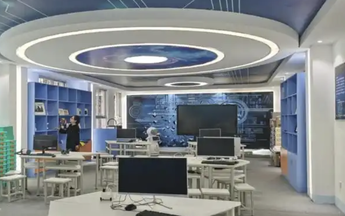 猎户星空机器人在学校展厅提供智能接待讲解服务