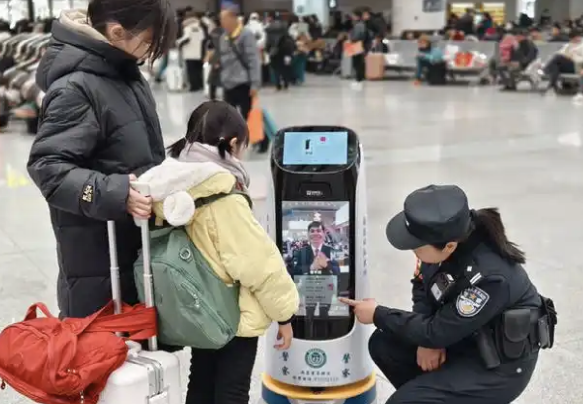猎户星空机器人在客运站候车大厅为旅客提供智能引导咨询服务
