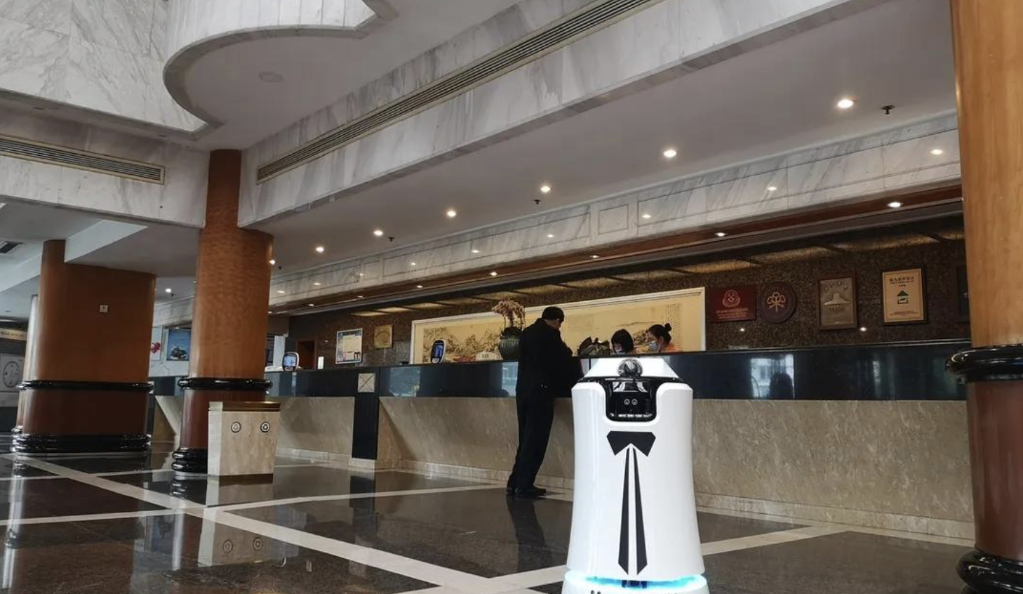 猎户星空机器人在酒店大堂提供智能接待引导服务
