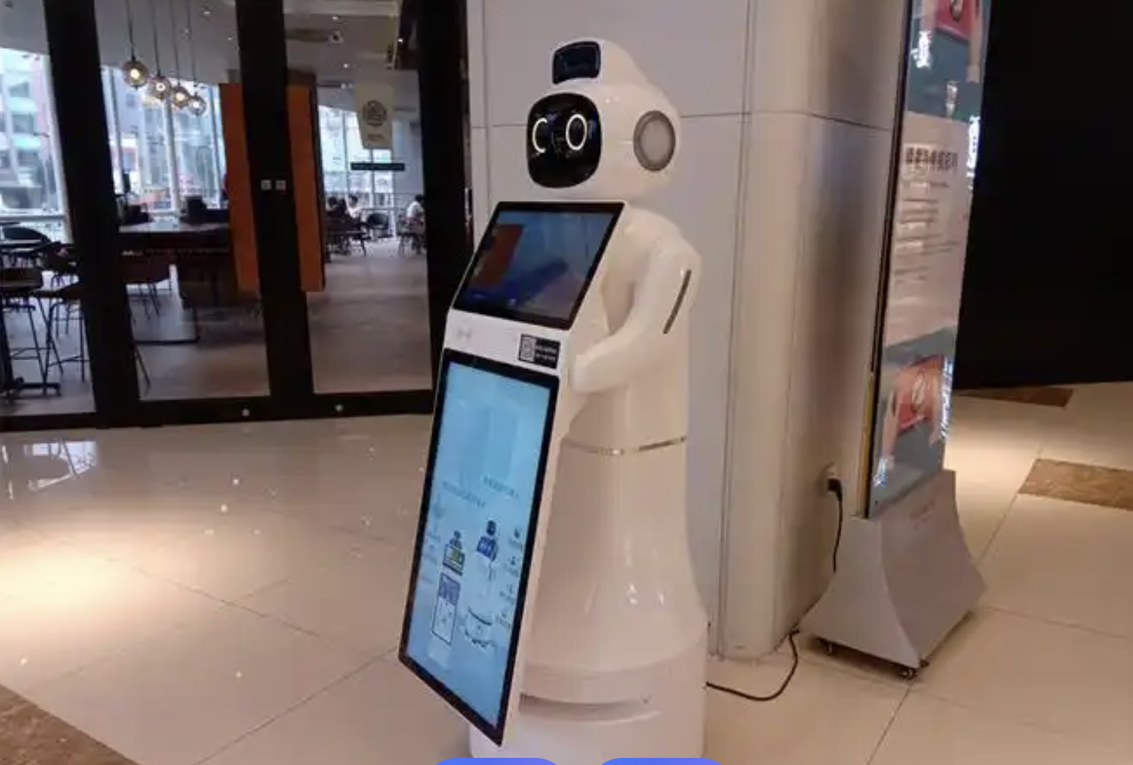 猎户星空机器人在商场提供智能导购迎宾服务