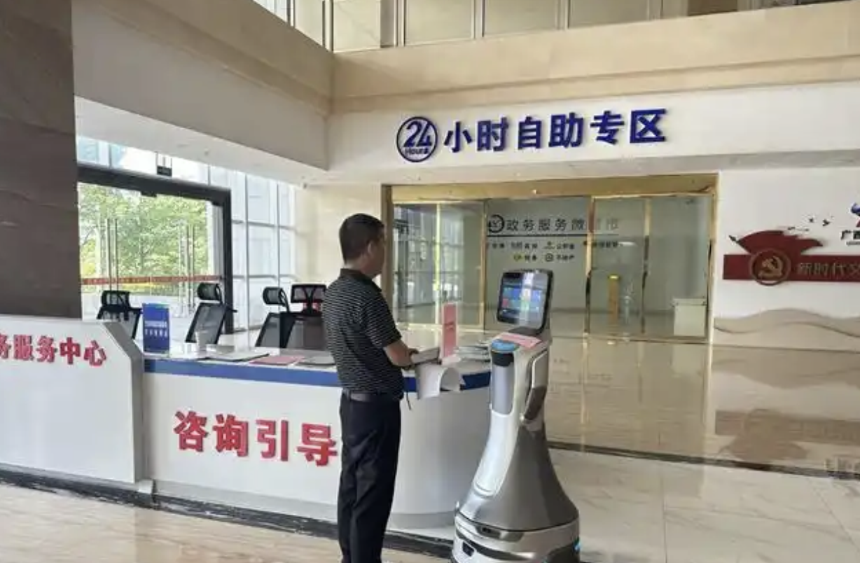 猎户星空机器人在政务大厅提供智能迎宾接待服务
