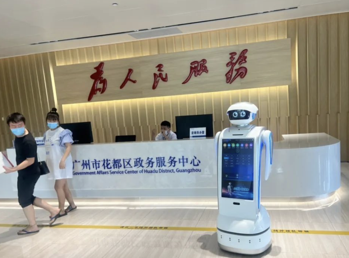 猎户星空机器人在酒店大堂提供智能接待引导服务