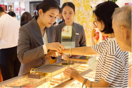 黄金珠宝行业的上半年：消费分化加剧，品牌进入“精耕”时代