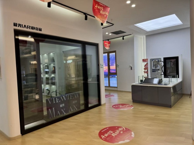 呼和浩特门店展厅实拍,可观察完整样窗与展示区的空间关系。