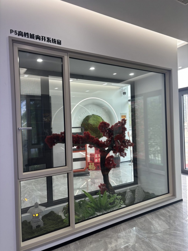 滕州门店窗体展示,分格与开启扇安排需要结合实际洞口确认。