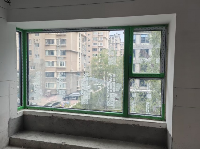 窗体与未完成窗台饰面的交接实拍
