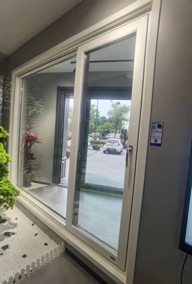 门店白色SS2标识样窗,可辅助理解开启平移与关闭压紧要分别体验;不据图片推断配置或性能。