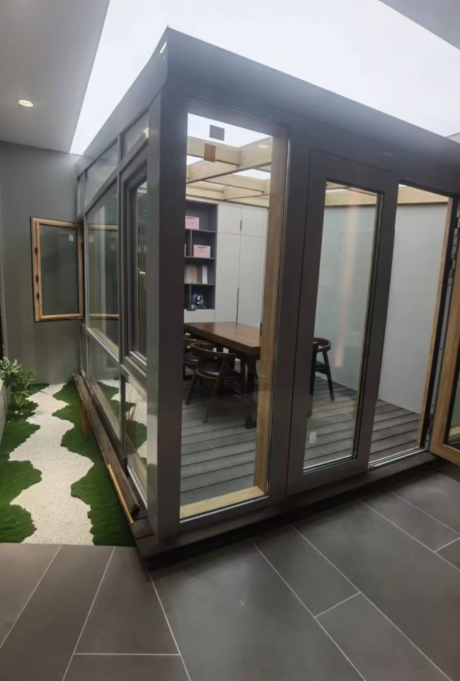 门店阳光房样区与门窗组合展陈,可用于观察开口、通道和空间关系;画面不是客户项目。
