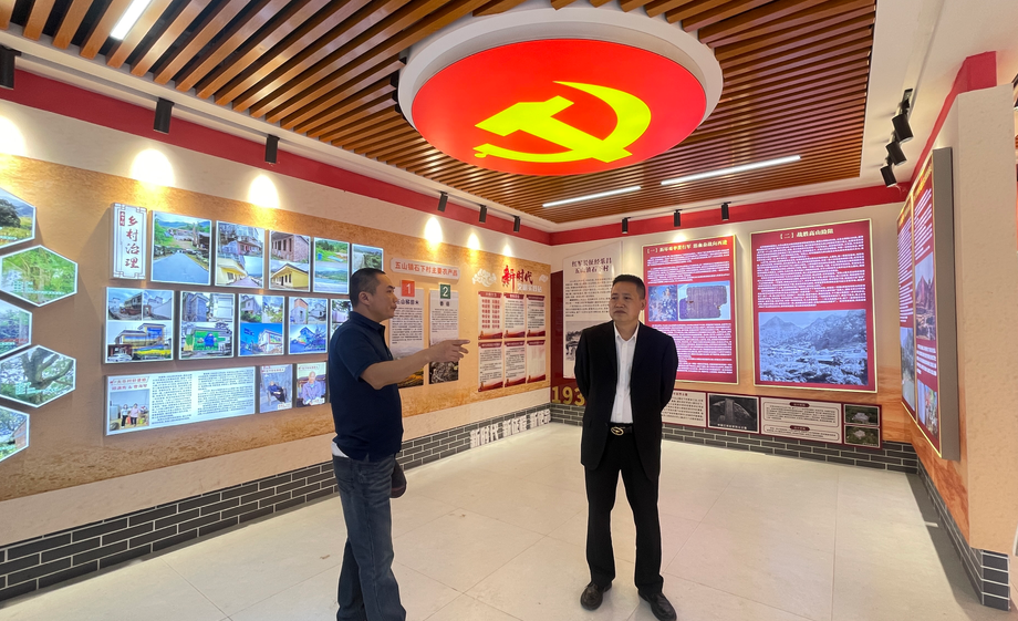 黄飞业在广东省乐昌市考察红军长征革命事迹