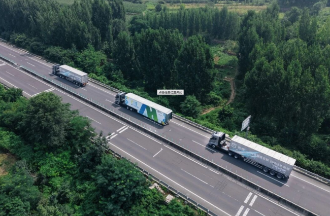 当无人重卡驶入高速：主线科技智能编队技术推进干线智驾规模化